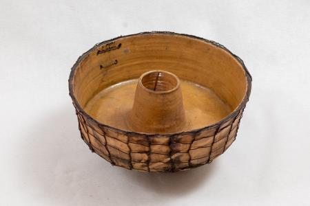 »Kolačn?k« – lončena posoda za peko velikonočne potice, 20. st., keramika.